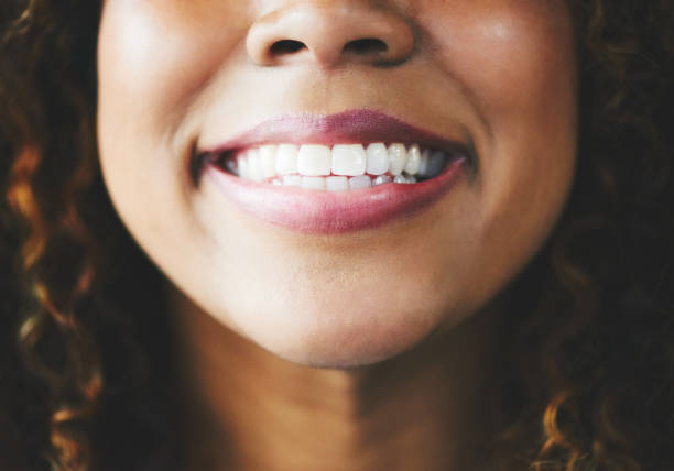 Patiente souriante après ses soins dentaires